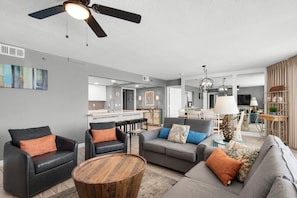 TV - Oceanfront condo in Panama City Beach, REMODELED 3BR, ideal for 10 guests. (Panama City Beach)