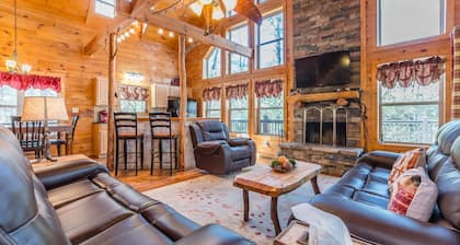 Custom Built Cabin with Sauna, Hot Tub & Wrap Around Porch, Pet Friendly 3BR 3BA
