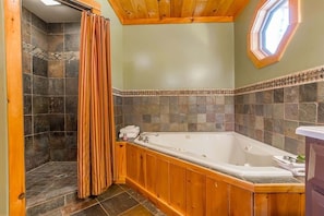 Combined shower/bathtub, hair dryer, towels, shampoo