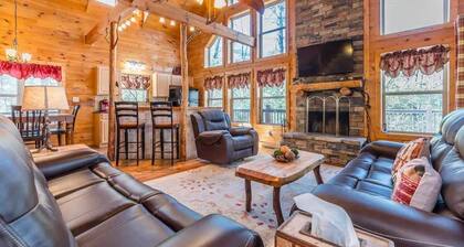 CUSTOM BUILT CABIN WITH SAUNA & HOT TUB