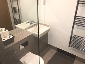 Duschwanne, Haartrockner, Handtücher, Toilettenpapier
