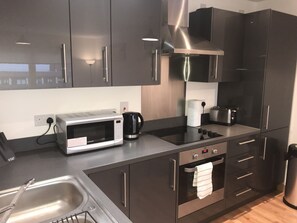 Een koelkast, een microgolfoven, een oven, een kookplaat