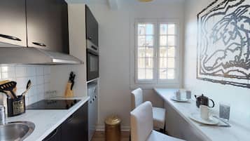 Een koelkast, een oven, een koffiezetapparaat/waterkoker