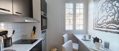 Een koelkast, een oven, een koffiezetapparaat/waterkoker