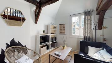 Televisie, een stereo en een kantoor