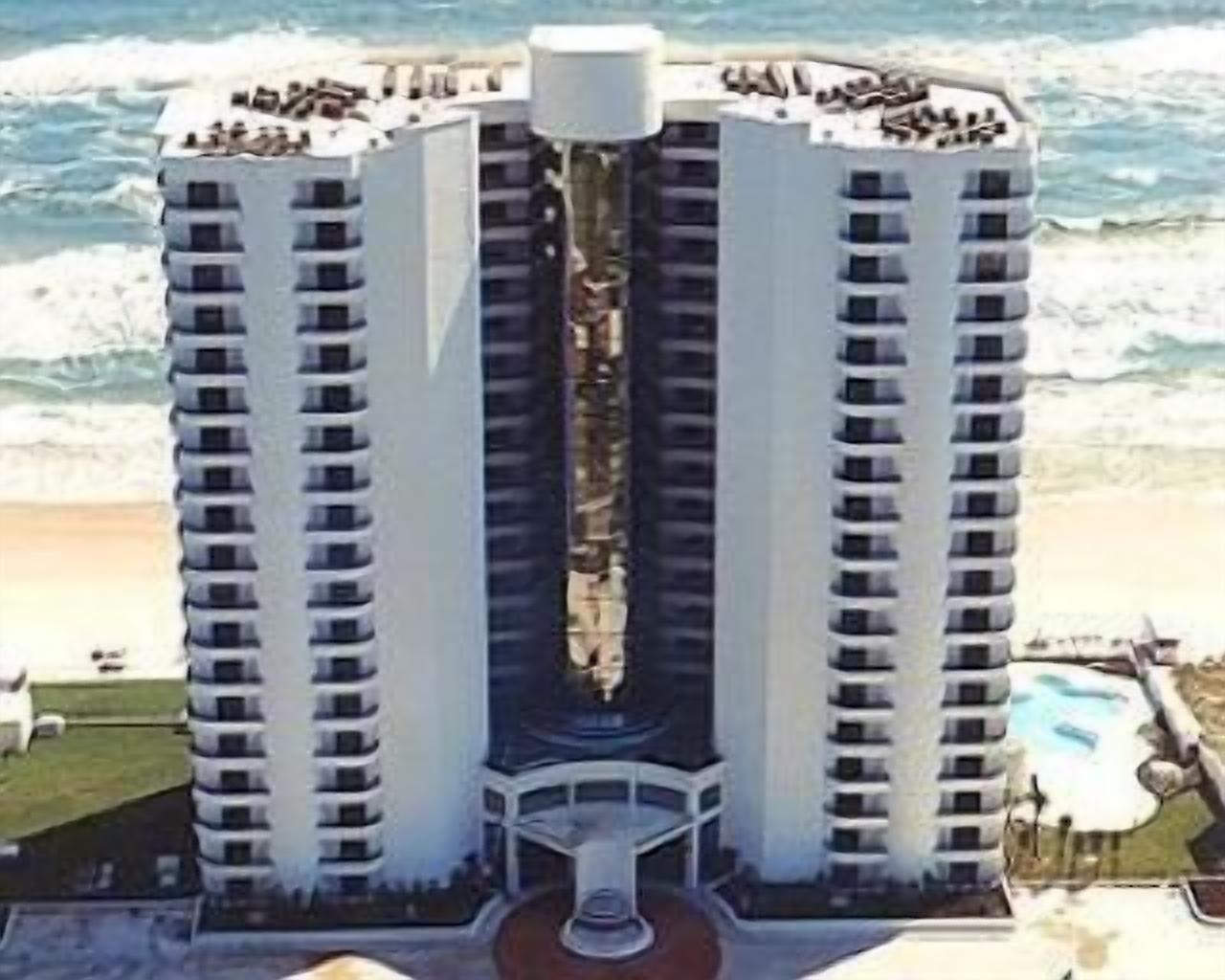 Elegant Beachfront Resort-like Condominum with Pool, Spa and Recreation