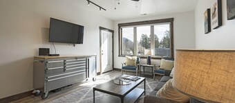 Immaculate condo in downtown Columbia Falls! 20 minutes to Glacier National Park -Air Conditioning!