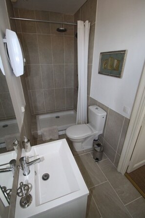 Double Room (Carignan) | Bathroom | Shower, free toiletries, hair dryer, towels