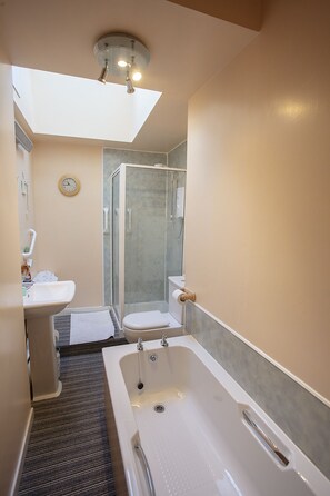 Hair dryer, towels, toilet paper - Cozy Cottage In Picturesque Scotland (Isle of Islay)