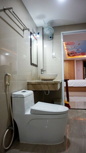 Shower, free toiletries, towels