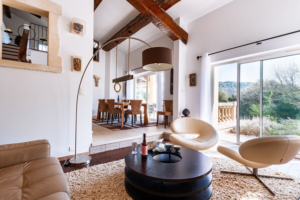 Fernseher, Kamin, DVD-Player