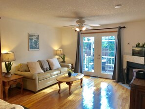 Fernseher, DVD-Player, Tischtennisplatte, Bücher