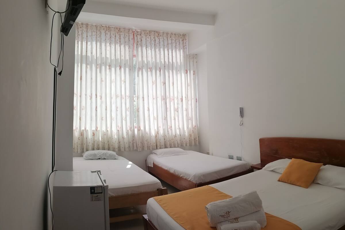 Quarto triplo família, várias camas (Air Conditioner) | Frigobar, cofres nos quartos, Wi-Fi de cortesia, roupa de cama