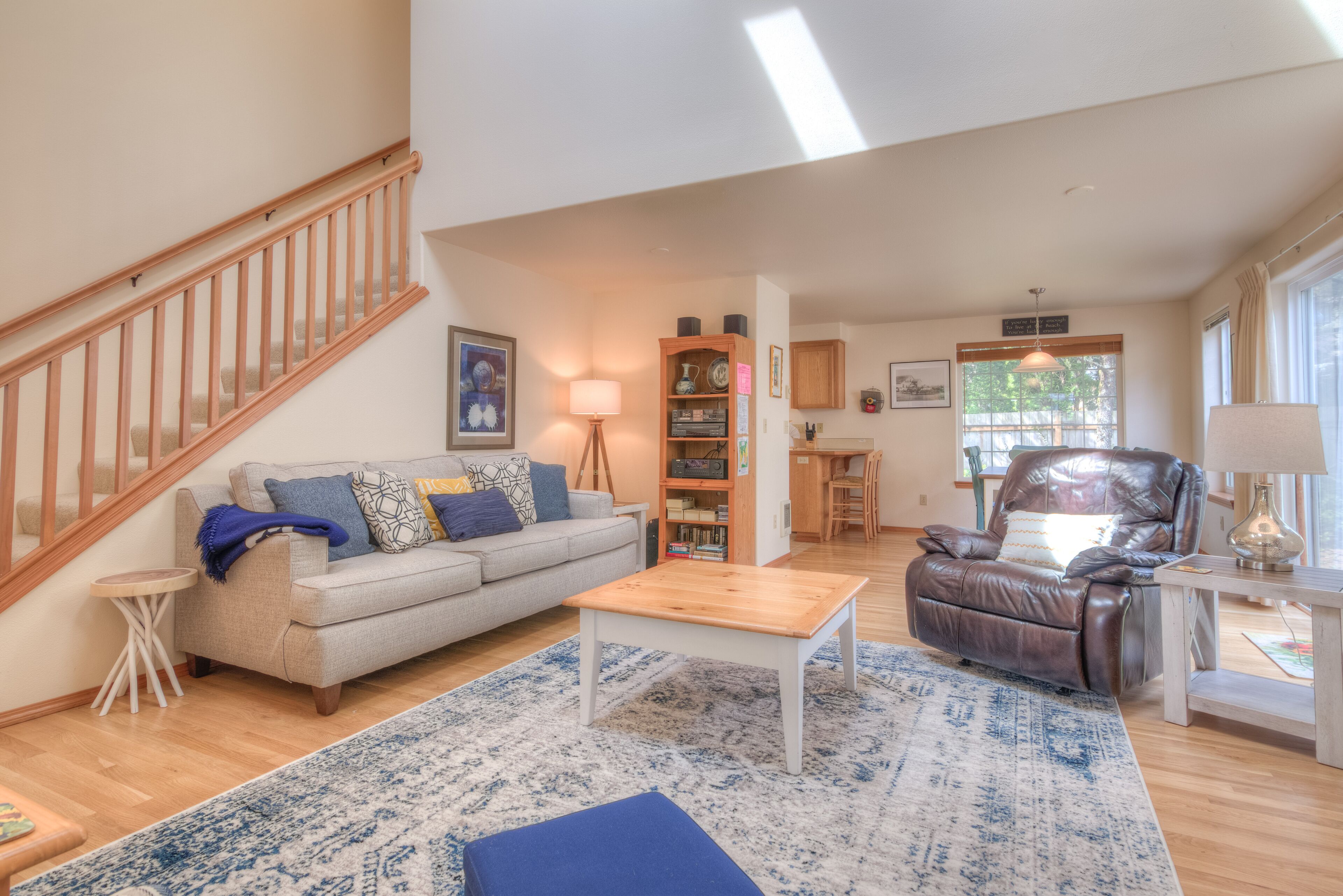 Bright, Cheery and Steps from Town and an Easy Walk to Manzanita Beach!