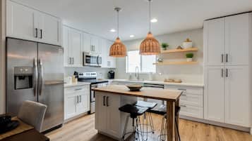 Køleskab, mikrobølgeovn, ovn, kogeplade