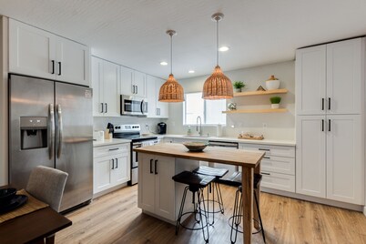 Scottsdale Chic Condo w/ Heated Pool, Walk Everywhere! A+ LUXURY in Old Town