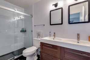Ensemble douche/baignoire, sèche-cheveux, serviettes fournies, savon