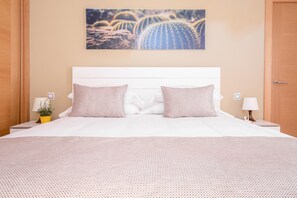 4 bedrooms, in-room safe, iron/ironing board, free WiFi - Unique Family Villa! Spa, Ocean view, Heated Pool, Rooftop (Antigua)