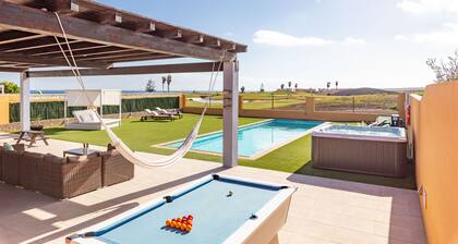 Unique Family Villa! Spa, Ocean view, Heated Pool, Rooftop