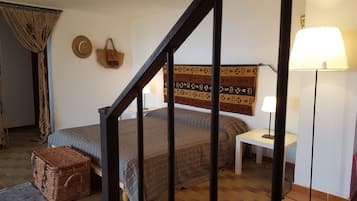 2 slaapkamers, een bureau, een strijkplank/strijkijzer, reisbedje