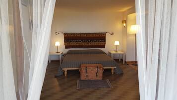 2 chambres, bureau, fer et planche Ă repasser, lit parapluie