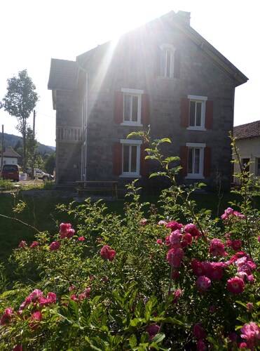 Neu klassifiziertes Ferienhaus, weniger als 100 m vom See entfernt, 65 € / Nacht, außer an Feiertagen