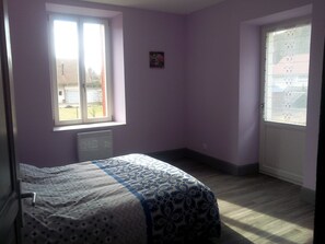 3 habitaciones, tabla de planchar con plancha, cuna de viaje y wifi 