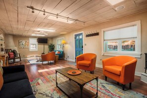 Tv, eldstad och kontor