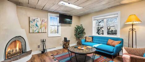 电视、壁炉、办公室