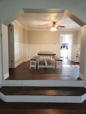 Dining. Nauvoo Country Cottage - Sleeps 12