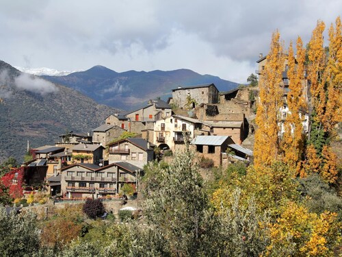 Panoramablick, in einem kleinen Dorf in den katalanischen Pyrenäen.