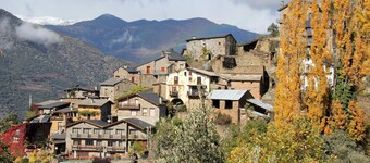 Panoramic views. In a small village in the Pyrenees. Private barbecue.