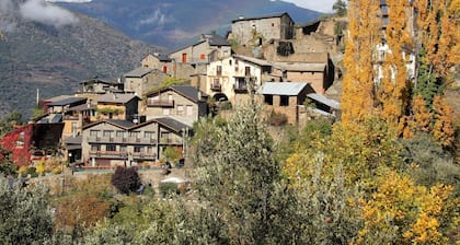 Panoramablick, in einem kleinen Dorf in den katalanischen Pyrenäen.