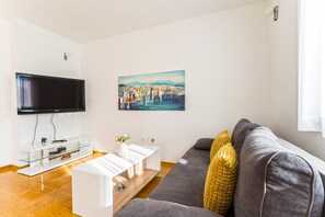 TV - Apartments with Pool and Balcony (Novalja)