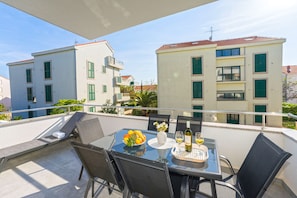Outdoor dining - Apartments with Pool and Balcony (Novalja)