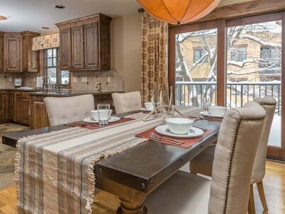 Downtown Bozeman home w/gorgeous mountain views, close to MSU - Main Street Retreat