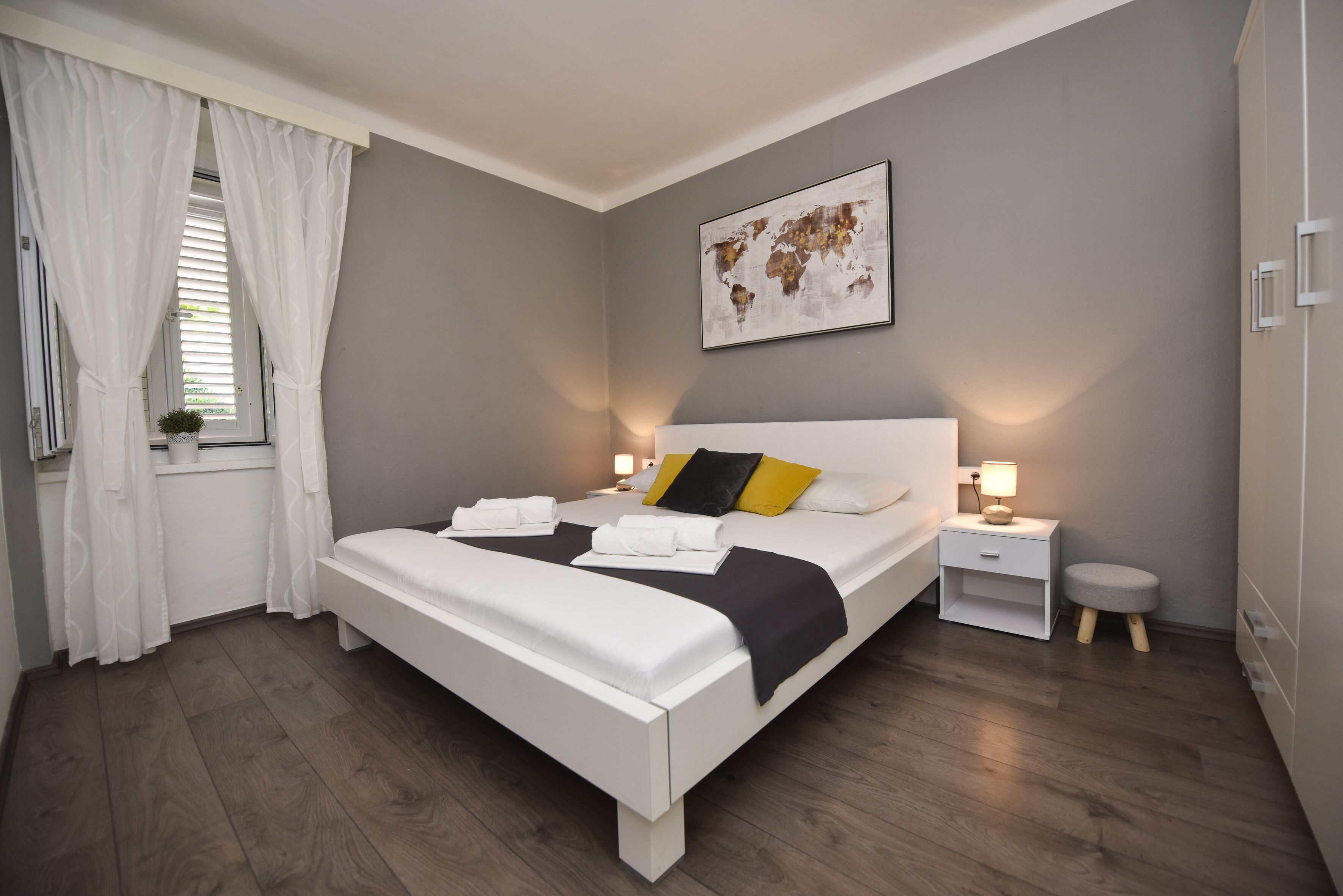 3 bedrooms, in-room safe, iron/ironing board, WiFi (free)