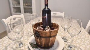 En træspand med vin og glas på et bord.