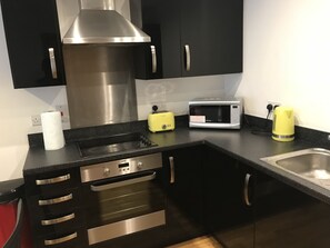 ثلاجة، ميكروويف، فرن، موقد طهي مسطح