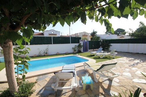 "Nati"@MARISOL: 250m to the beach, private pool, A/C, WiFi, dog beach.