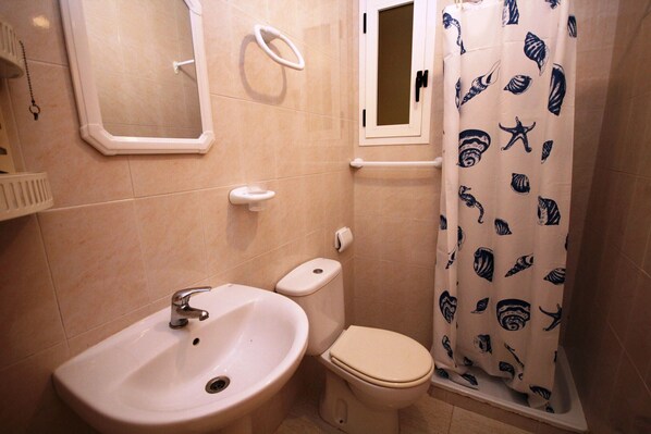 Bathtub, towels