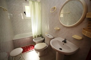 Bathtub, towels