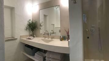 Een bad, een haardroger, handdoeken, zeep