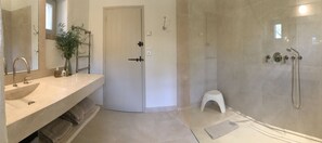 Badewanne, Haartrockner, Handtücher, Seife