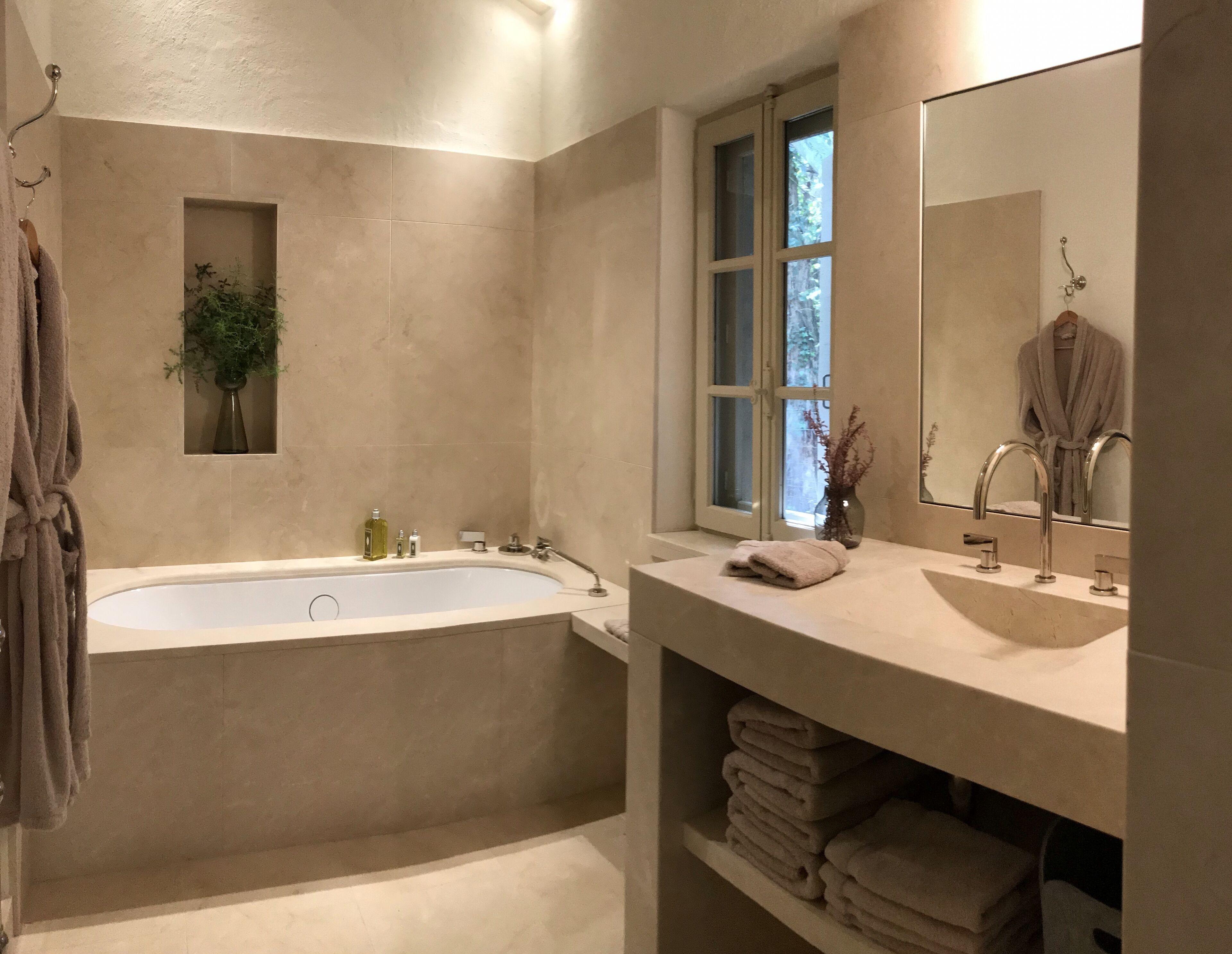 Baignoire, sèche-cheveux, serviettes fournies, savon