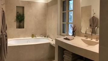 Baignoire, sĂšche-cheveux, serviettes fournies, savon