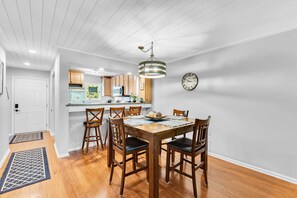 Dining - Picturesque Marsh Views! 2 BR/2.5BA Neighborhood Pool! Amenity access included (Seabrook Island)