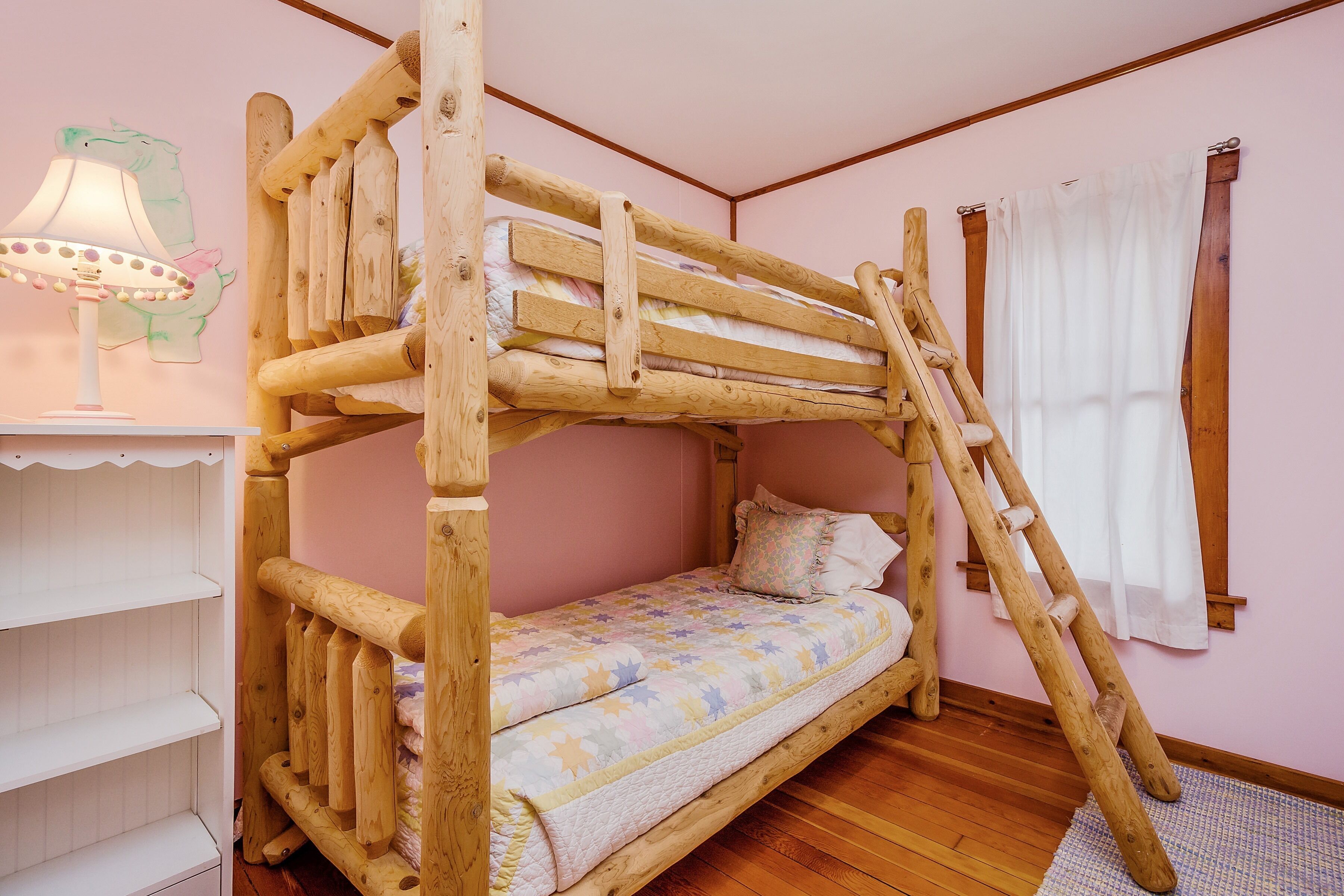 8 quartos, escrivaninha, Wi-Fi de cortesia, roupa de cama