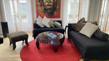 TV connectée, livres, chaßne hi-fi, écrans d'ordinateur