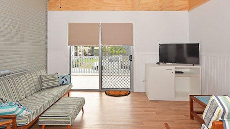 Living area. Hami's Retreat - Burrum Heads- Close to Boatramp -2BR - Aircon